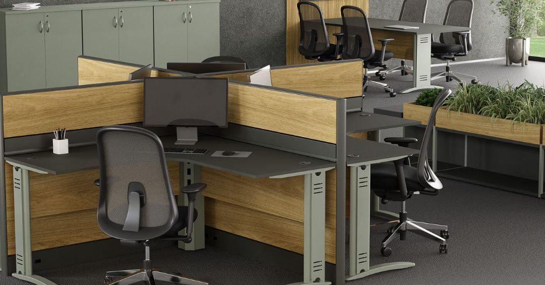 plataforma com pés em aço e biombo em madeira