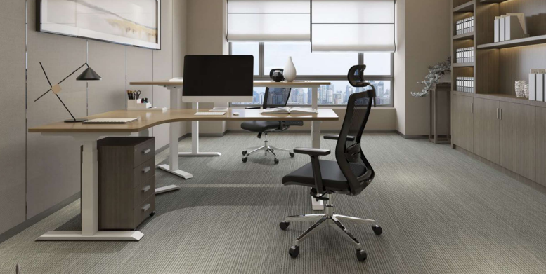 mesa em L com altura ajustável e cadeira em tela