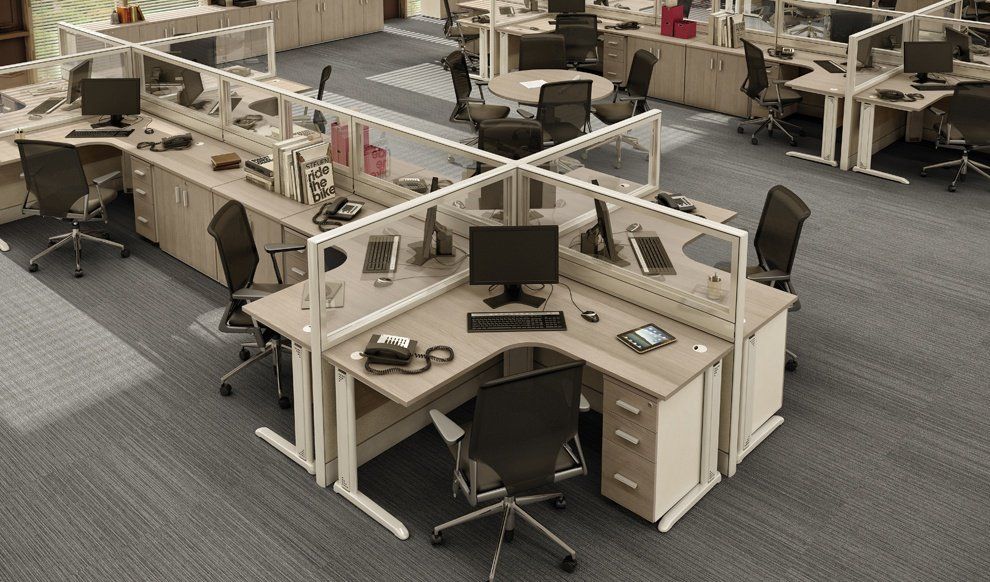 plataforma de trabalho em L pés em aço com biombo de vidro