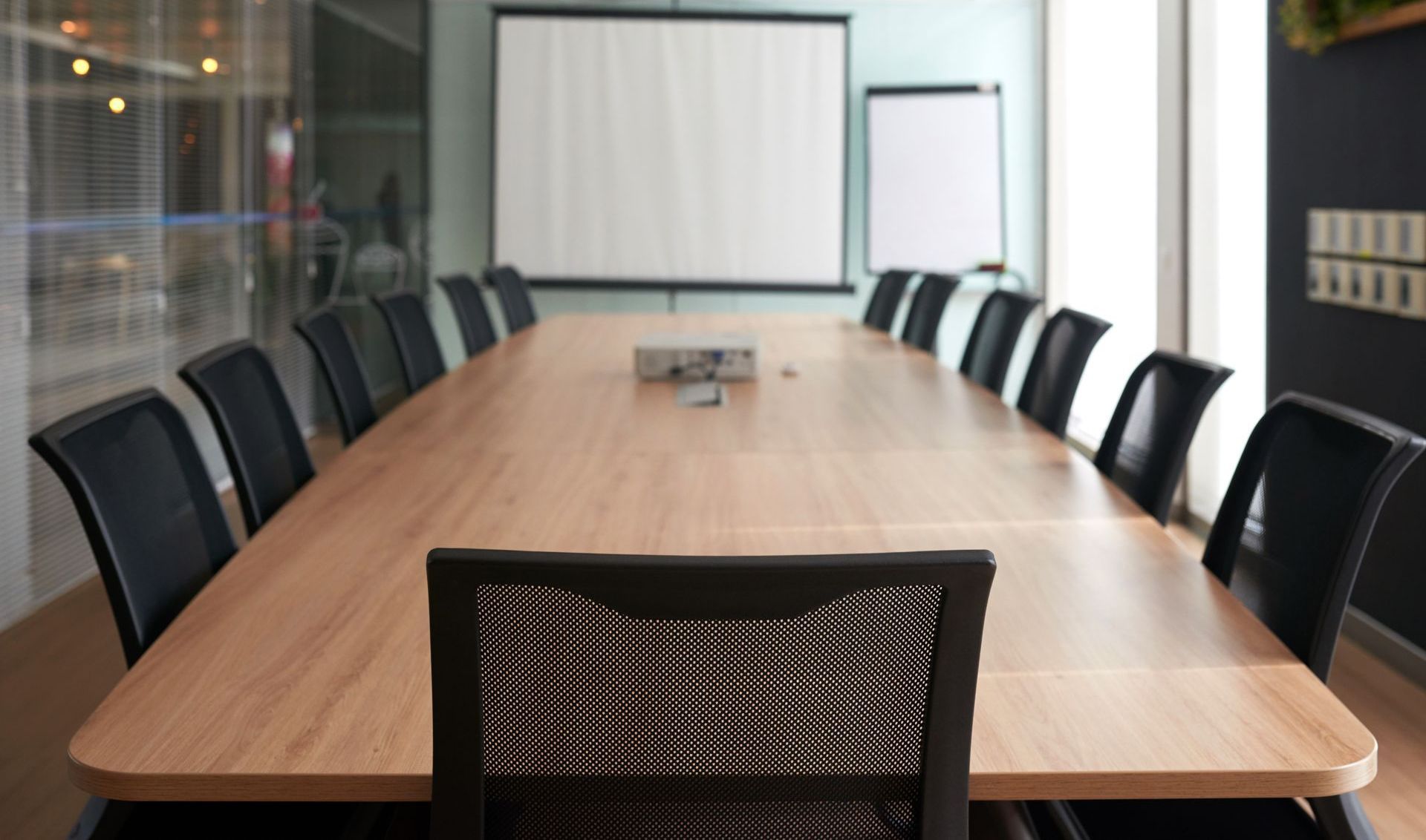 mesa de reunião com cadeiras pretas em tela