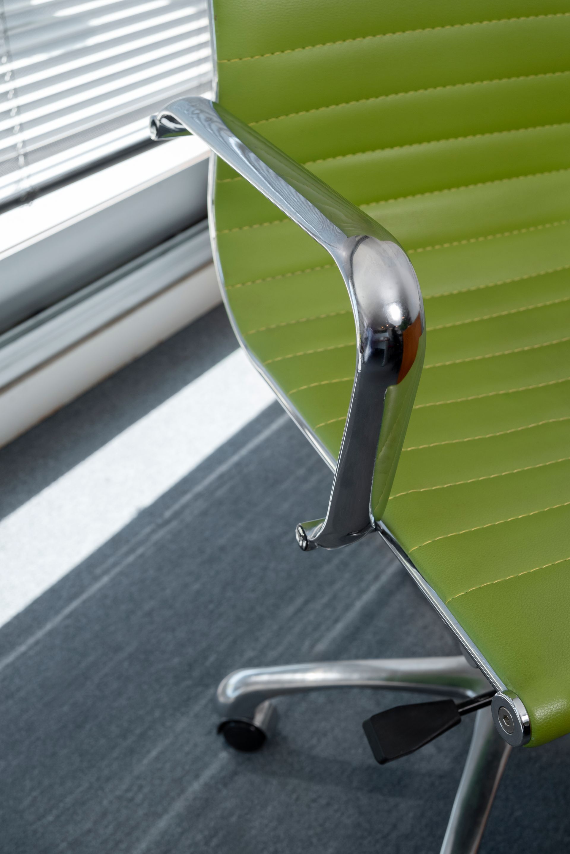 Cadeira giratória com braço de aço