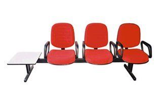 longarina de 03 lugares com mesa de apoio