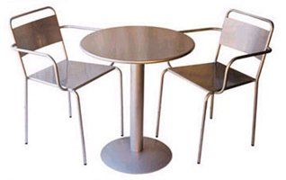 mesa redonda e cadeiras em aço