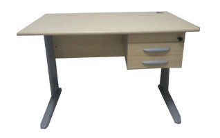 mesa marfim com gavetas e pés em aço