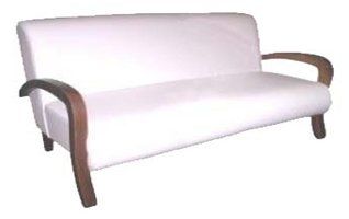 sofá em couro ecológico com braços de madeira