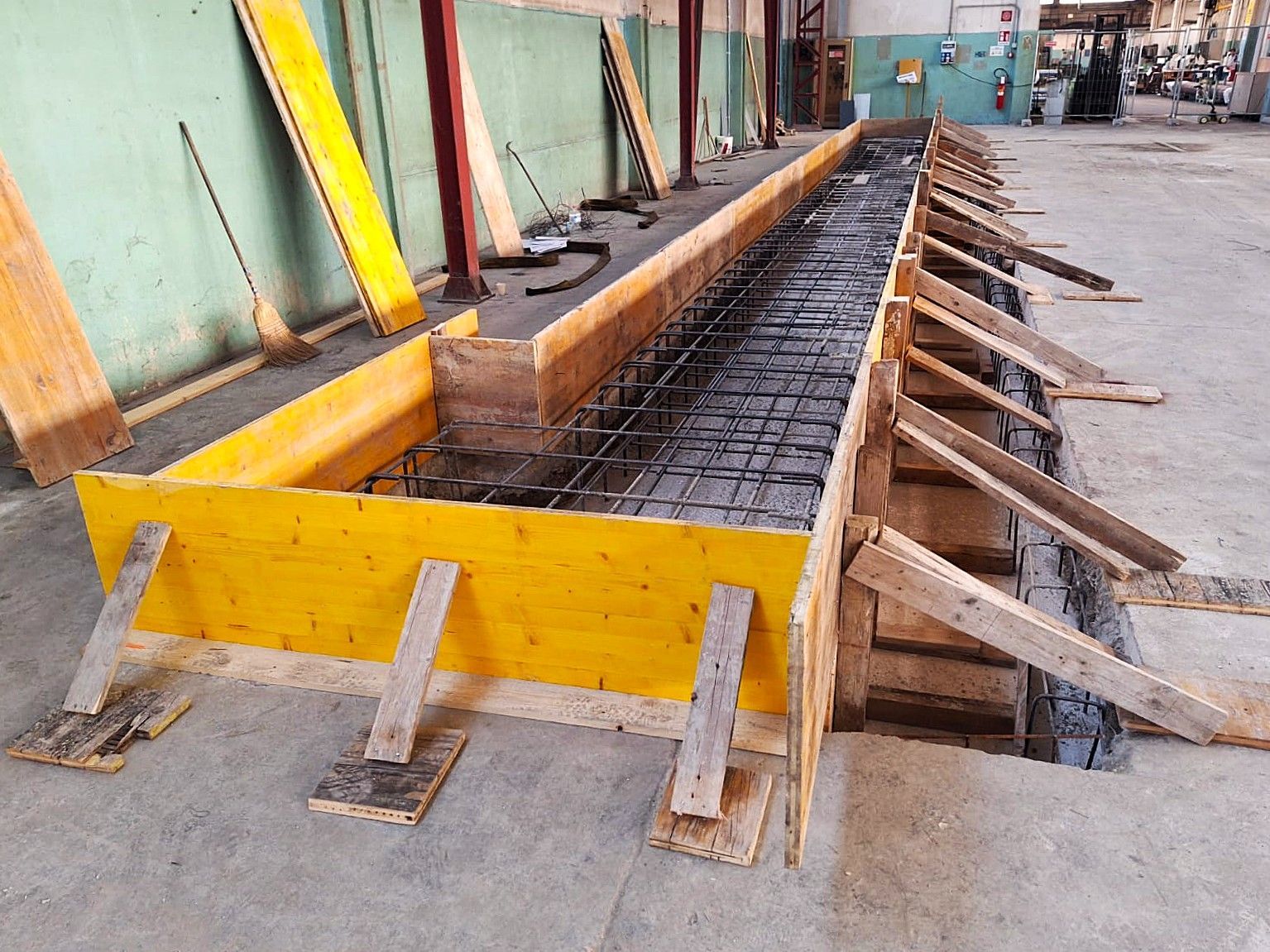 Casseforme in legno e telaio in barre d'armatura pronti per il getto di calcestruzzo in un edificio.