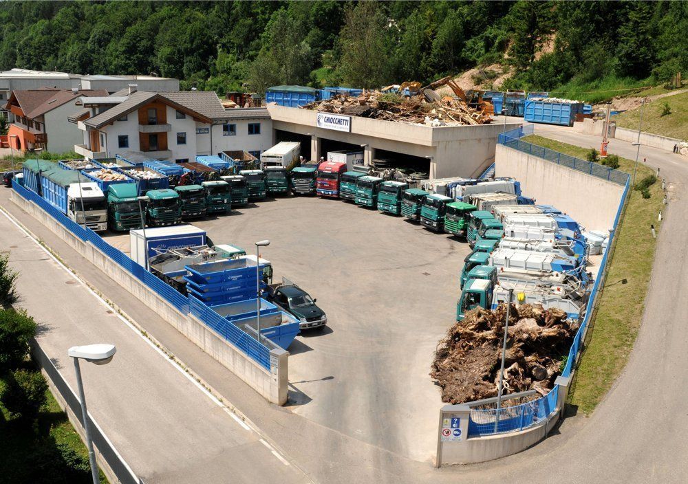 Parco mezzi della ditta di servizi ambientali