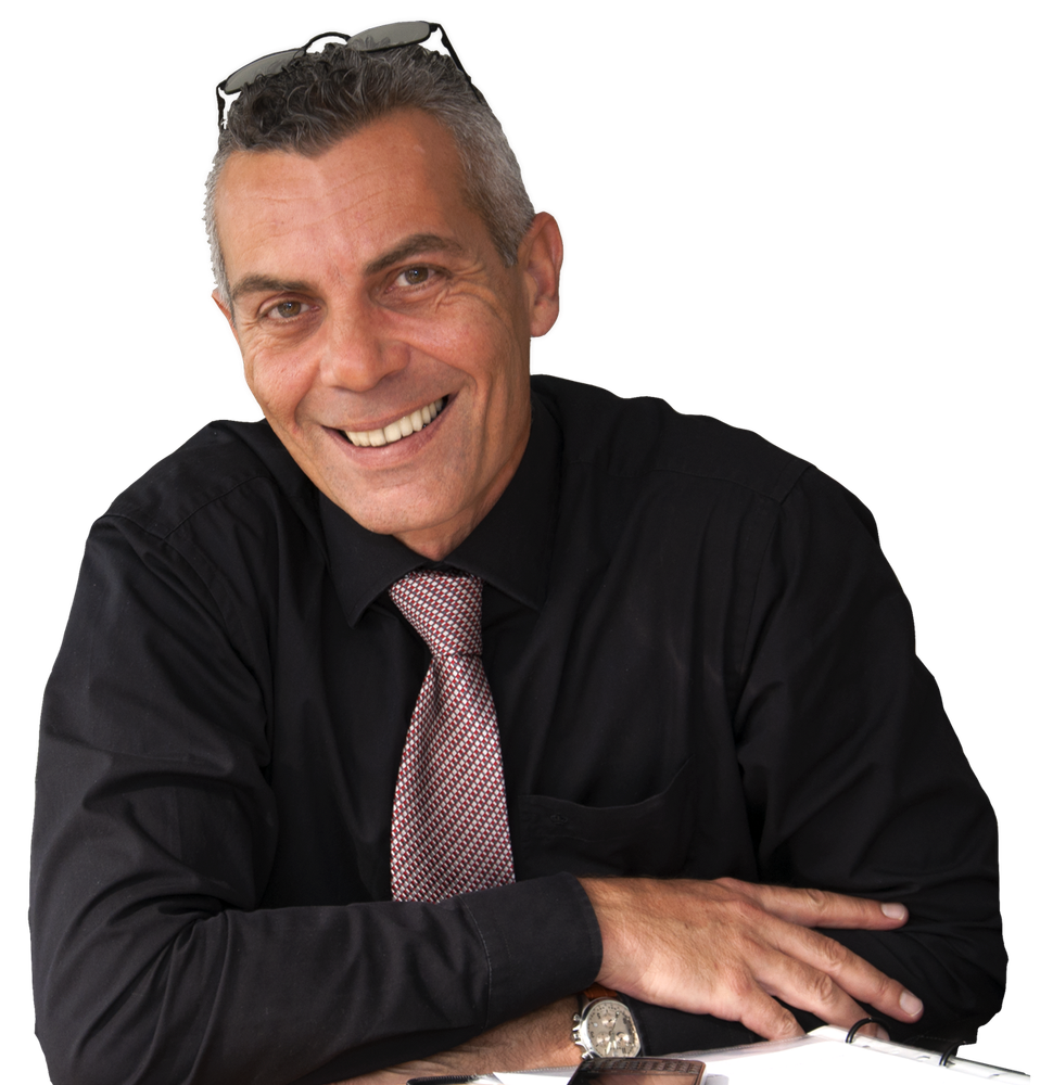 Andreas M. Montemitro lächelt in die Kamera