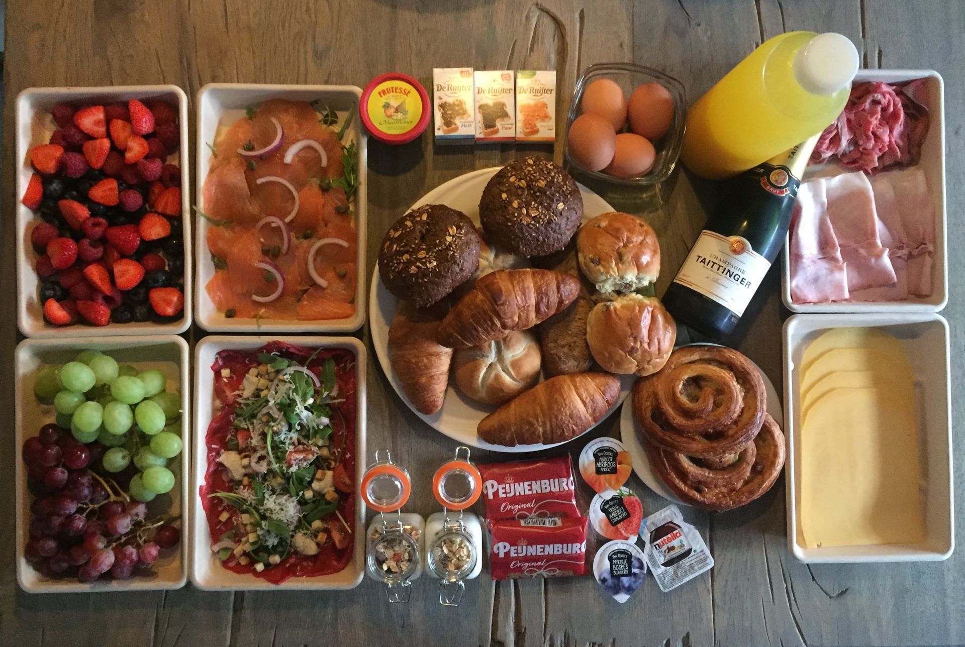 Een tafel met allerlei soorten eten en drinken.