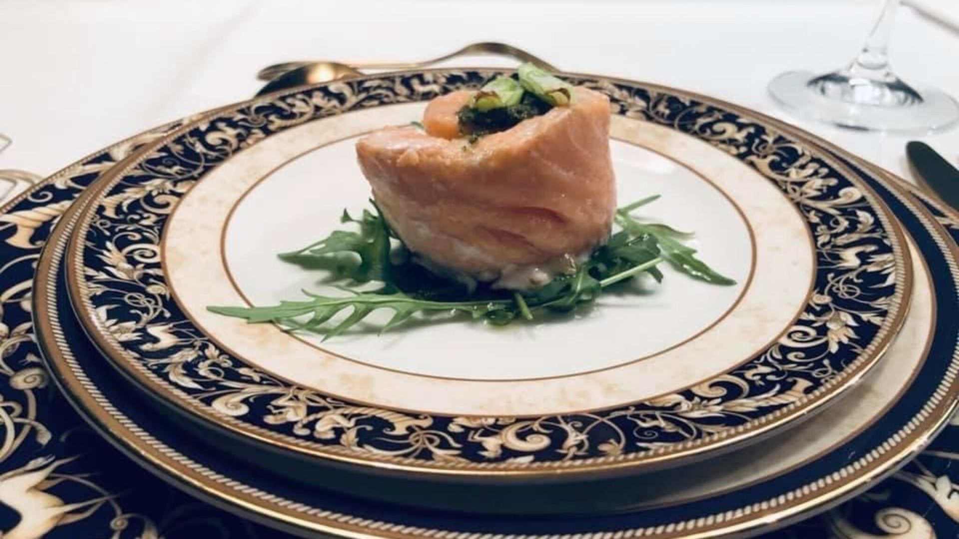 Een close-up van een bord eten op een tafel.