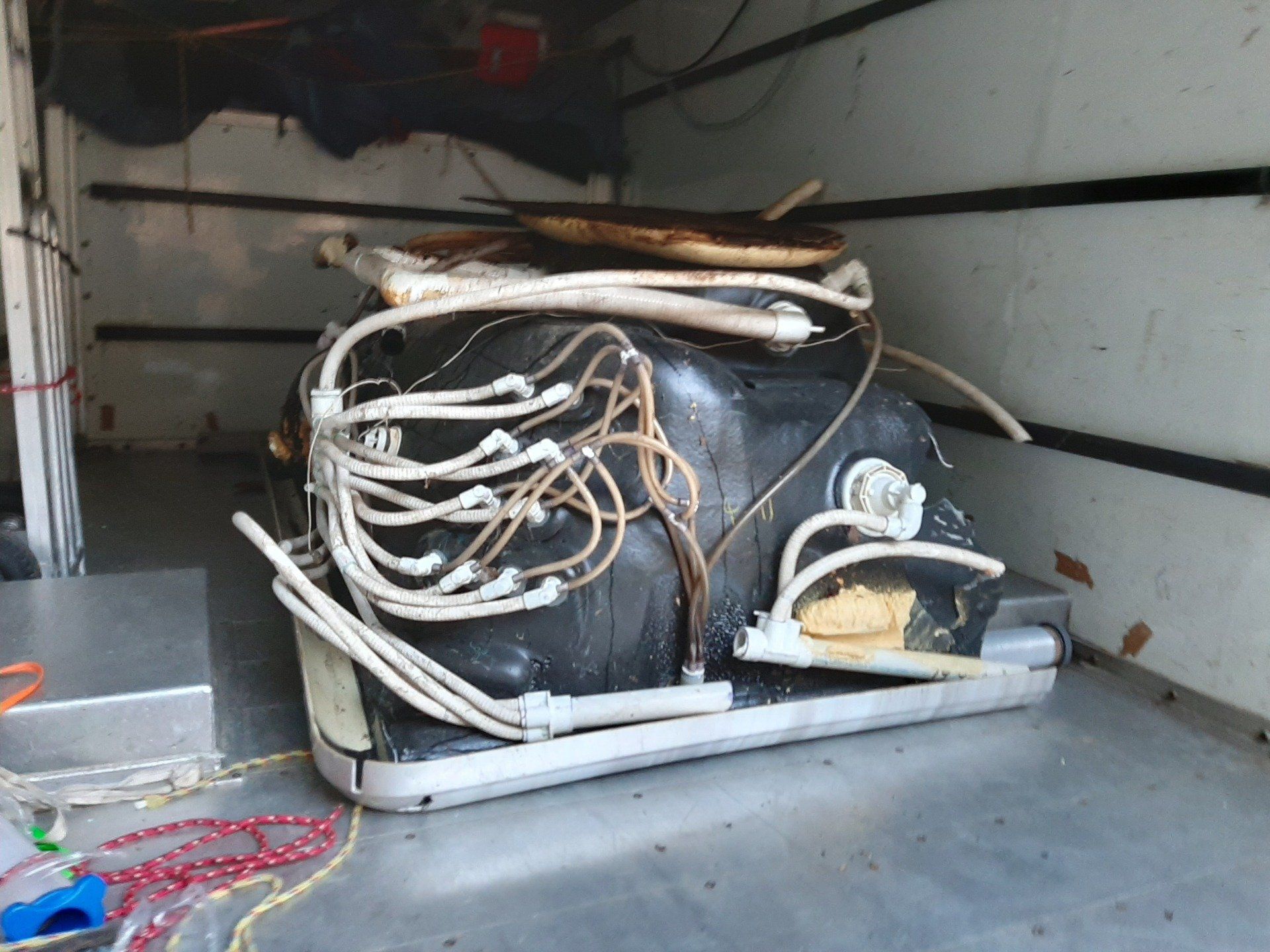 A bathtub is sitting in the back of a truck.