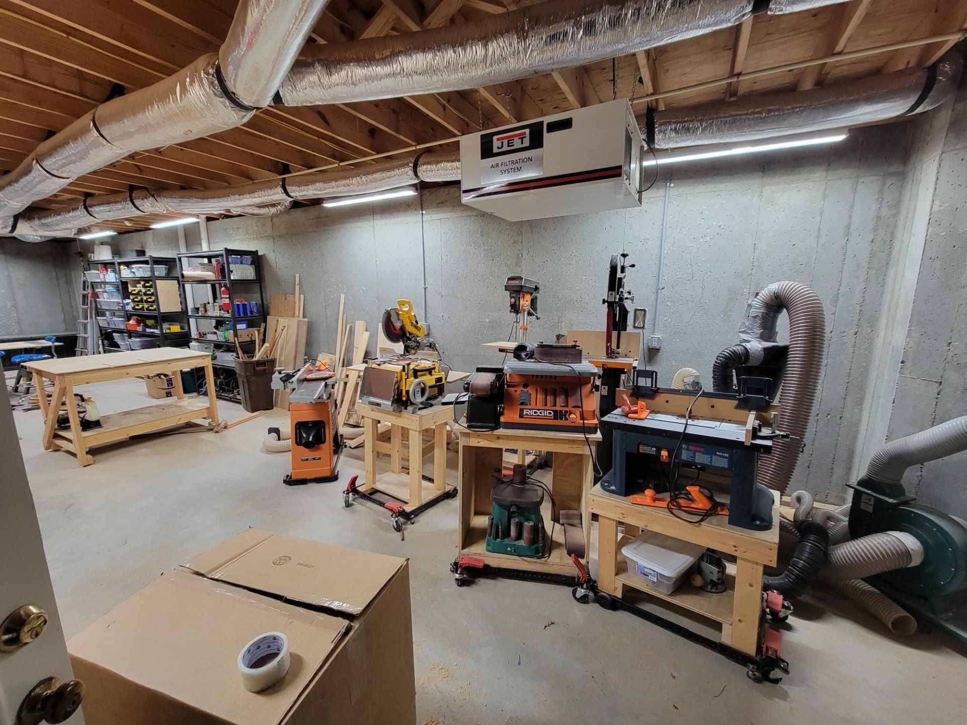 A room filled with lots of tools and tables.