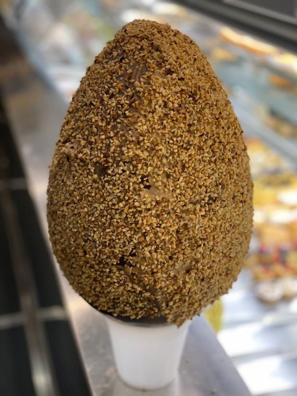 uova pasquali con granella di nocciole della pasticceria a Roma Ostiense