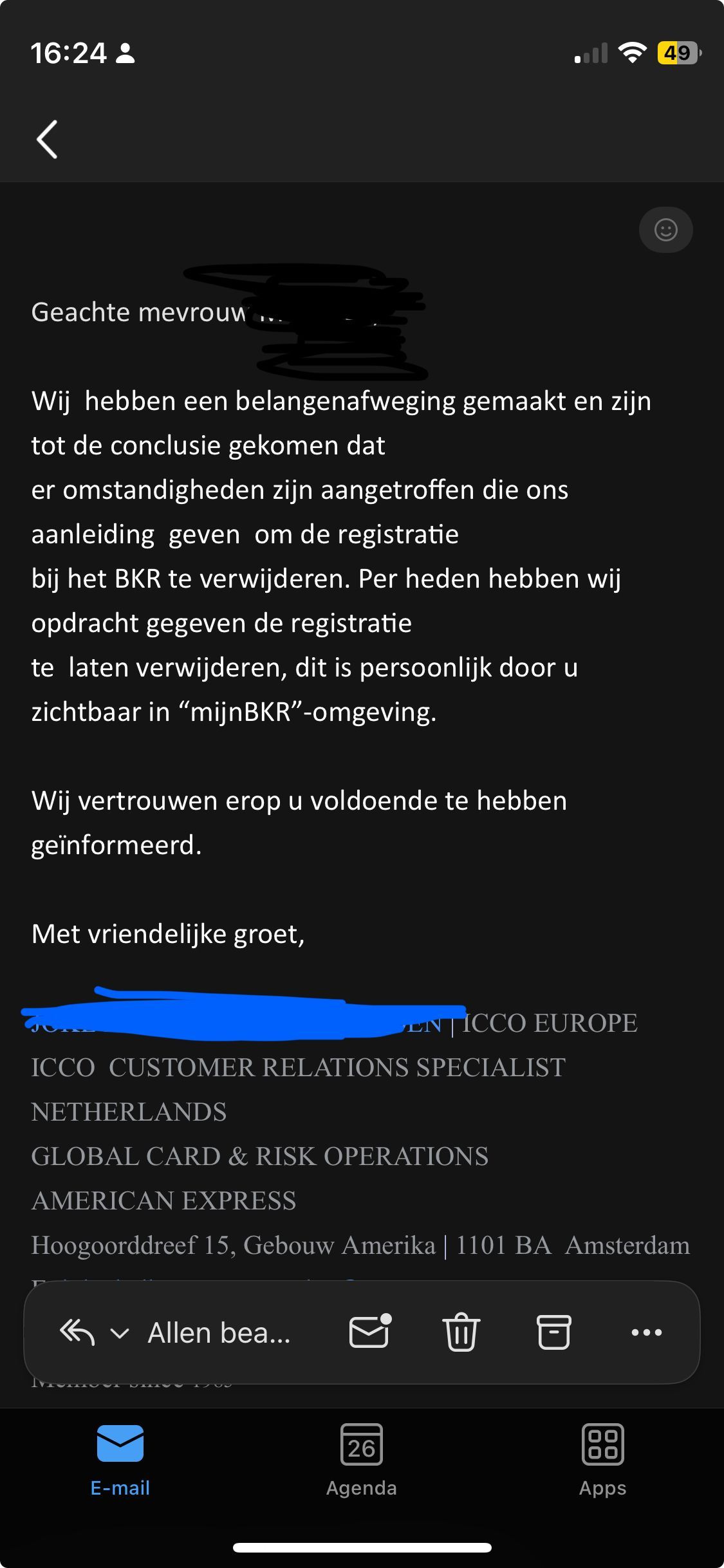Screenshot van een e-mail met tekst op een donkere achtergrond. Een blauwe lijn bedekt een deel van de tekst.