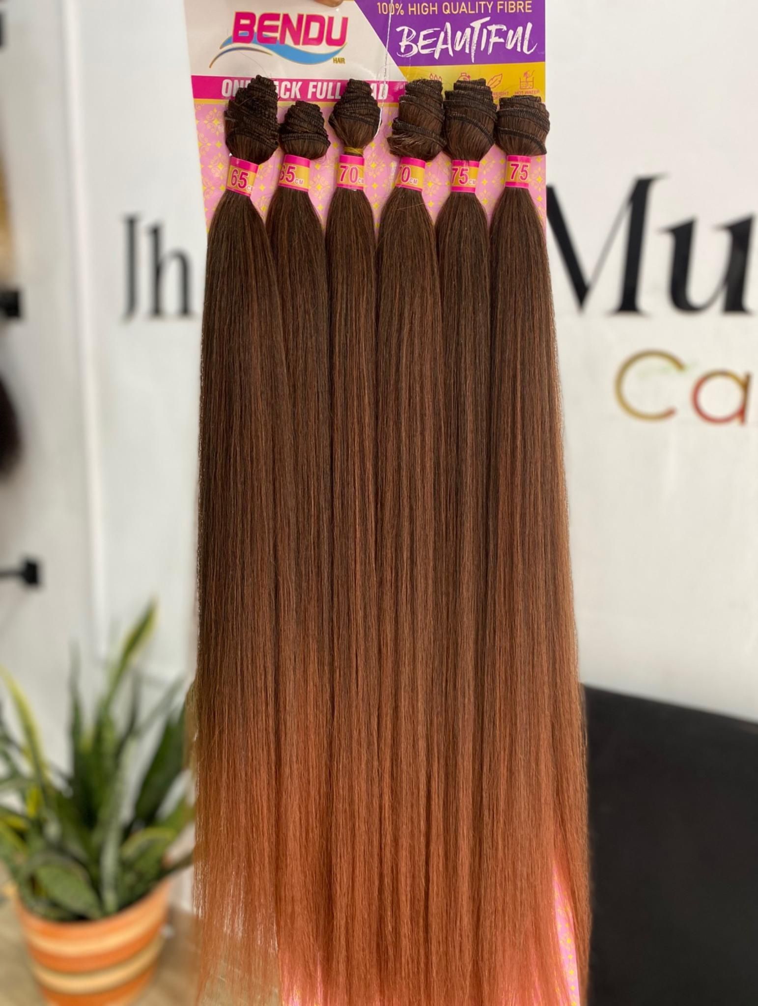 Un paquete de extensiones de cabello de ganchillo de la marca Bendu con un degradado de color ombré que va del marrón oscuro al castaño rojizo claro.
