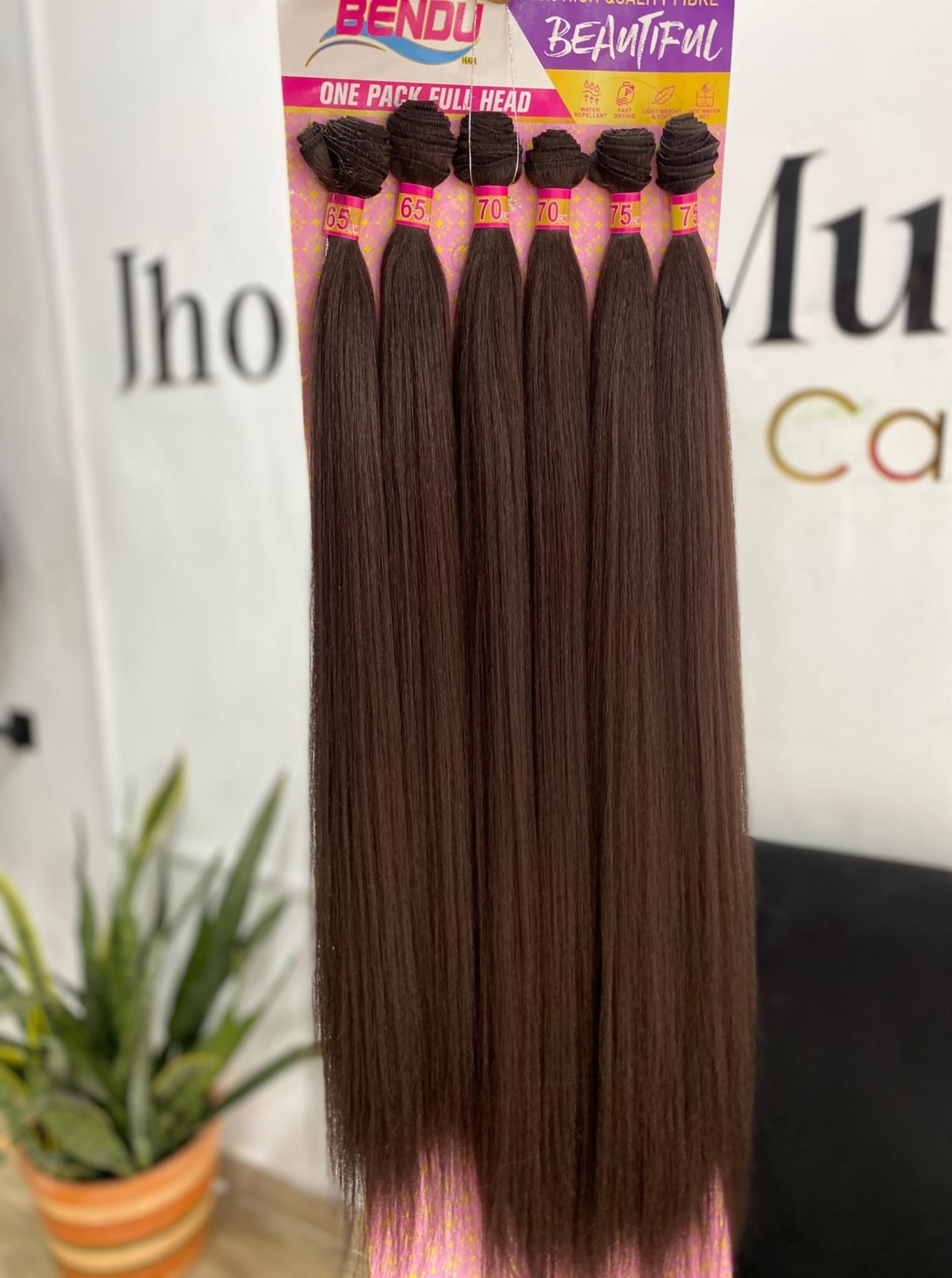 Un paquete de extensiones de cabello texturizadas de color marrón oscuro se exhibe verticalmente sobre un fondo blanco.