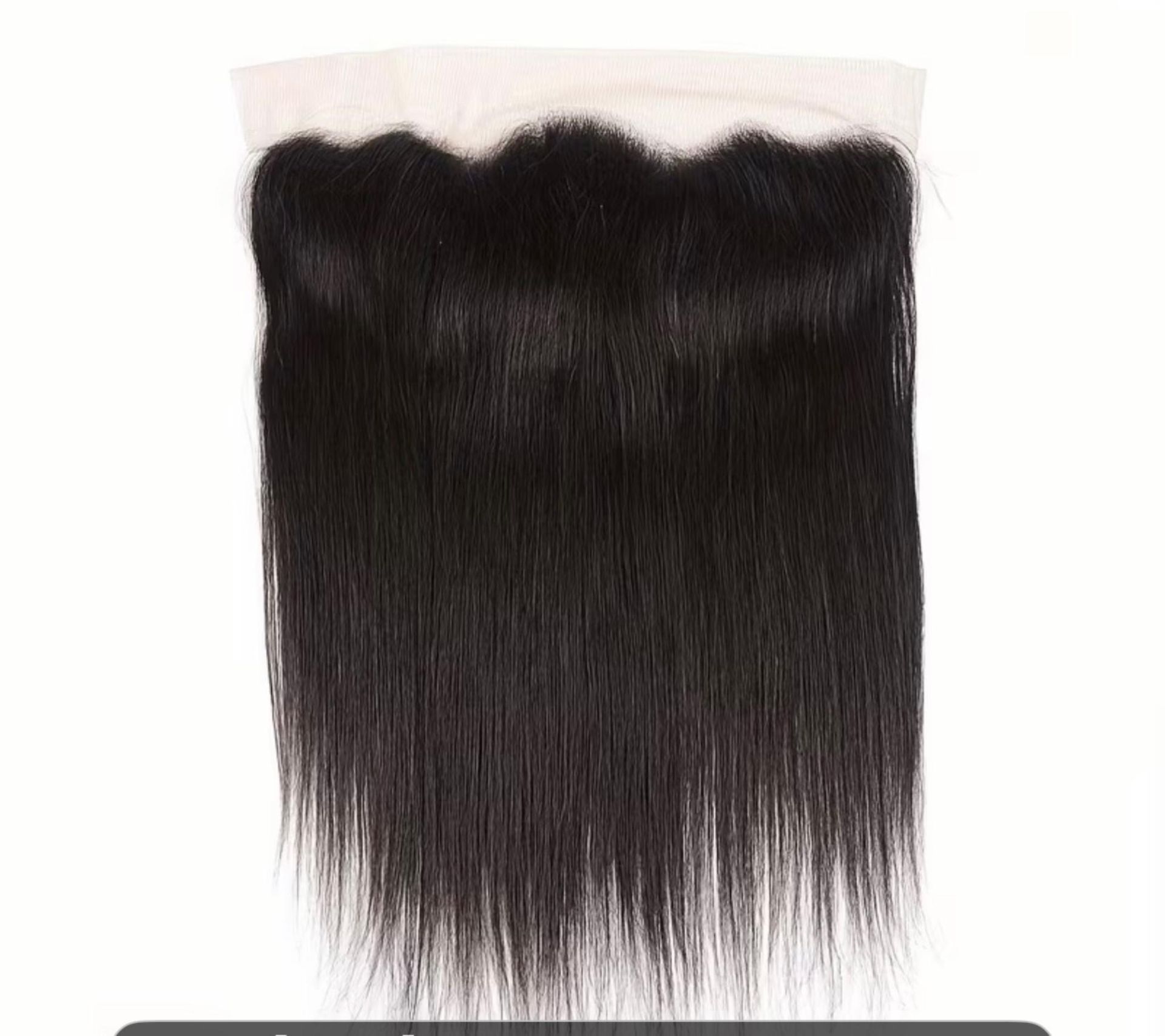 Una pieza frontal de encaje de cabello liso y negro, unida a una base de malla transparente.