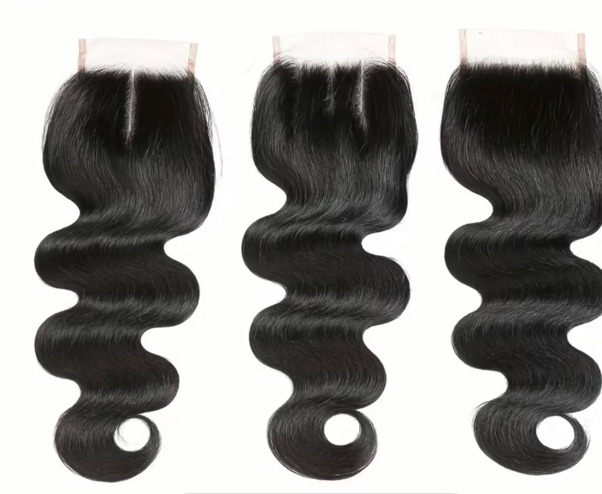Tres cierres de encaje de cabello negro ondulado dispuestos uno al lado del otro sobre un fondo blanco.