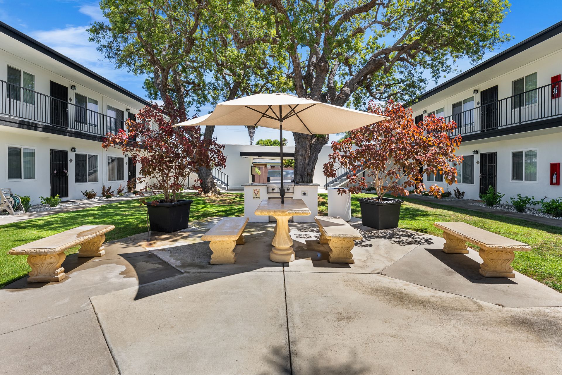 Courtyard with picnic table and umbrella