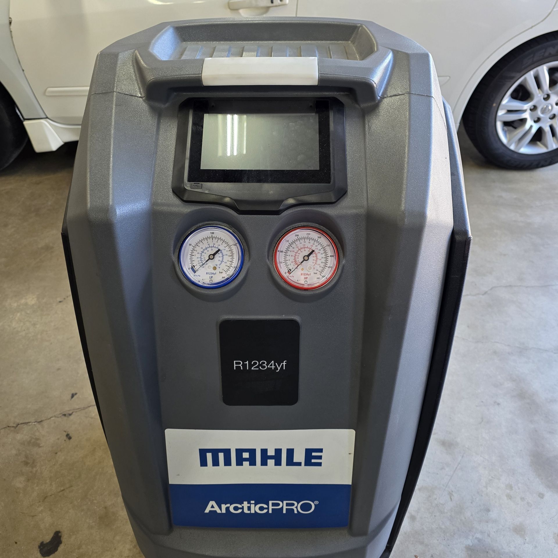 1234yf-Air-conditioning-refrigerant-recharge