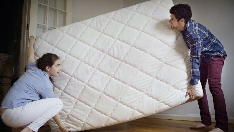 Make sure you have enough help when lifting up your mattress; do not lift by yourself!