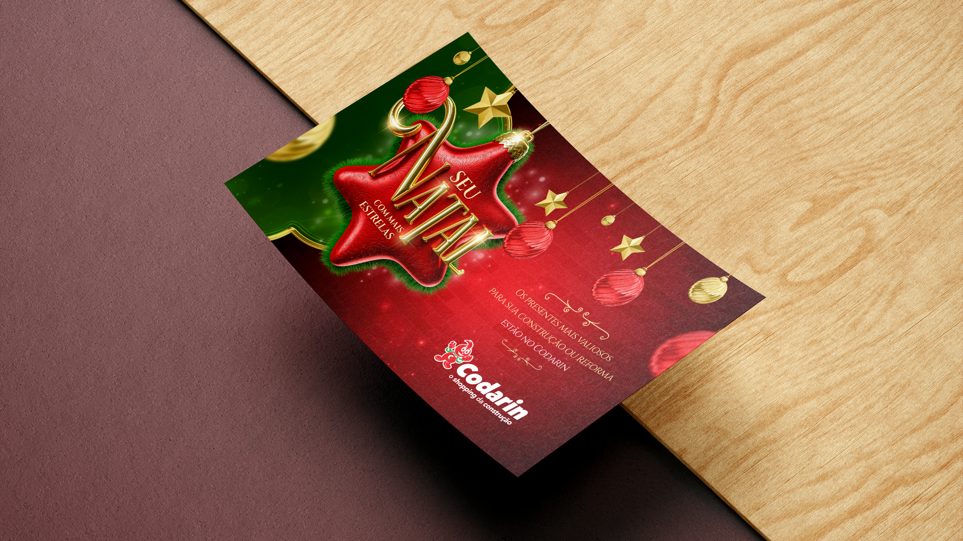 Um cartão de natal está sobre uma mesa de madeira.