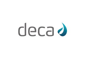 Um logotipo deca com uma chama azul em um fundo branco