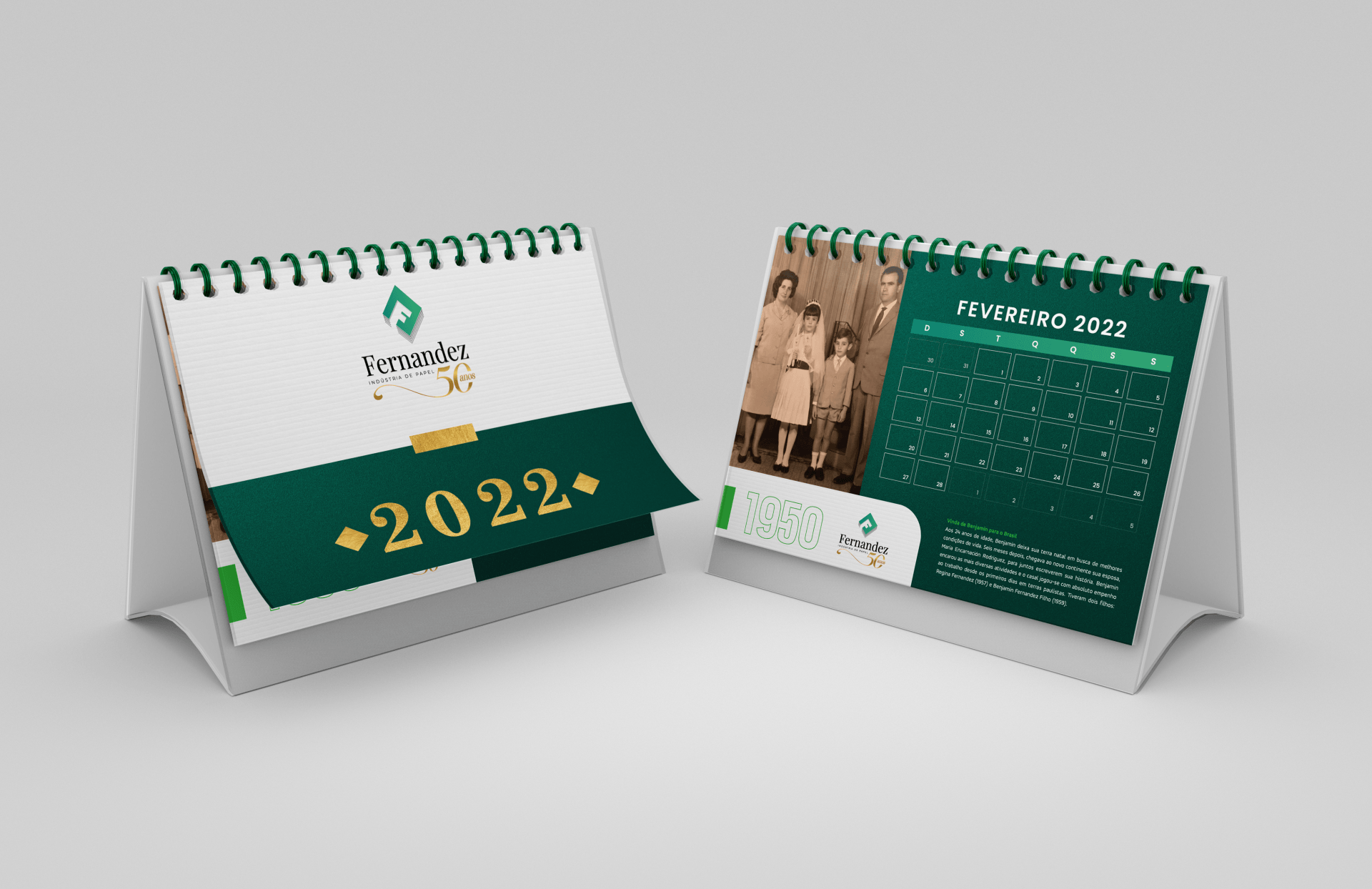 Um calendário para o ano de 2022 está sobre uma mesa.