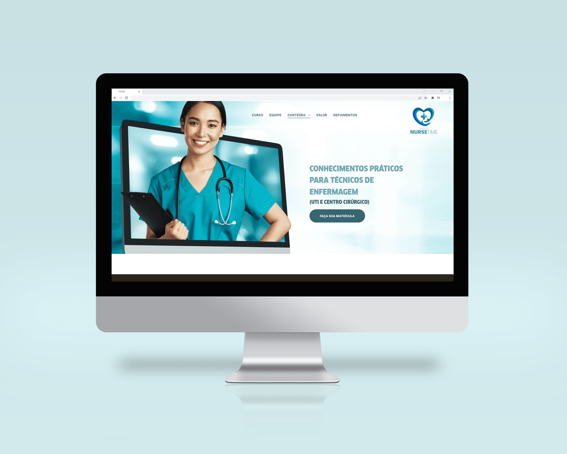 Um monitor de computador com uma enfermeira na tela.