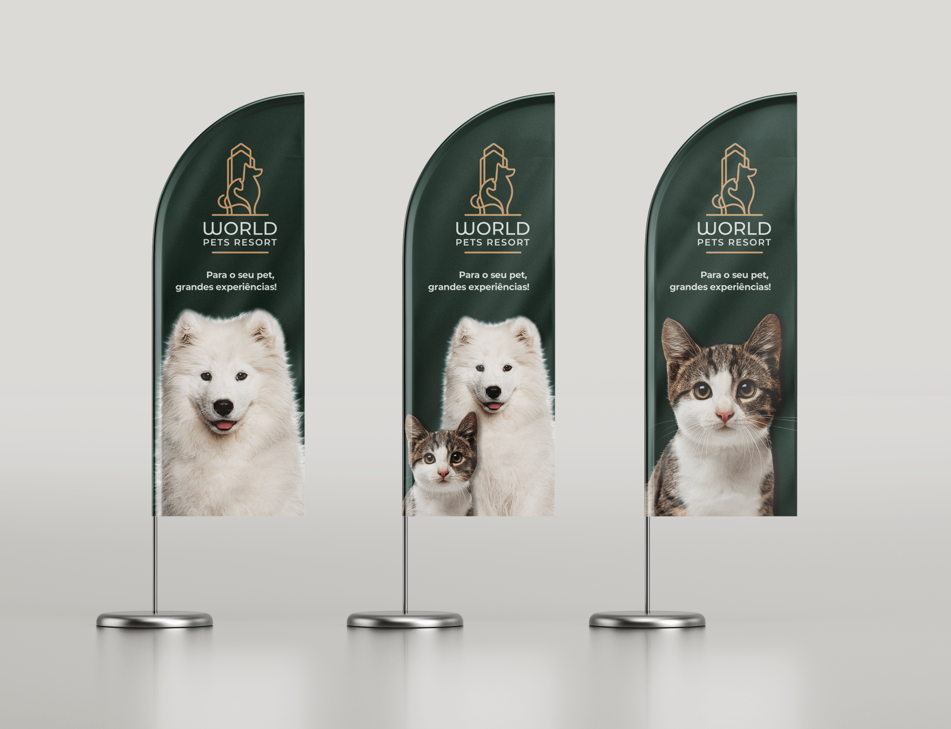 Três bandeiras com cães e gatos estão sobre uma mesa.