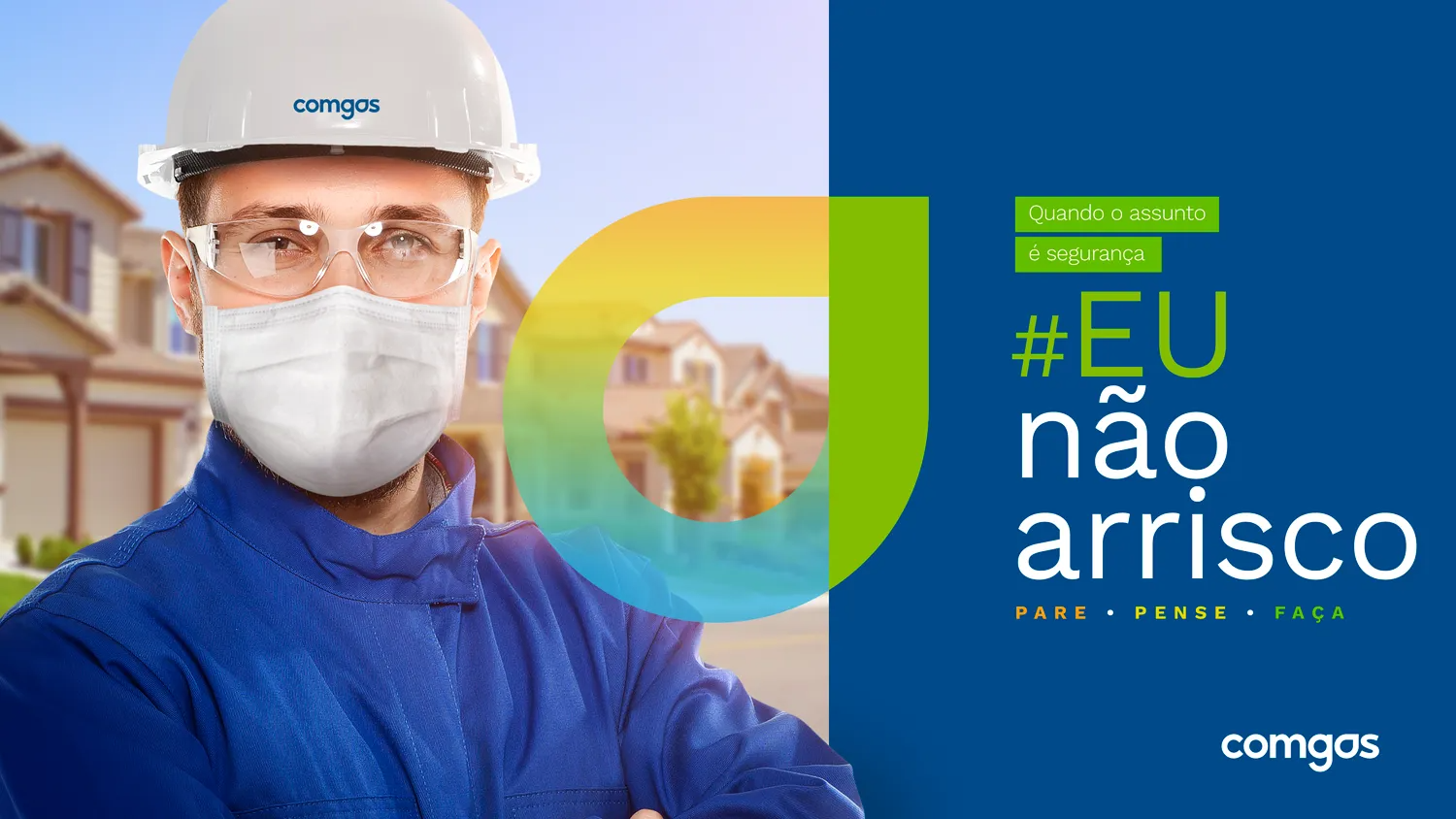 Um homem usando capacete e máscara está parado em frente a uma casa.