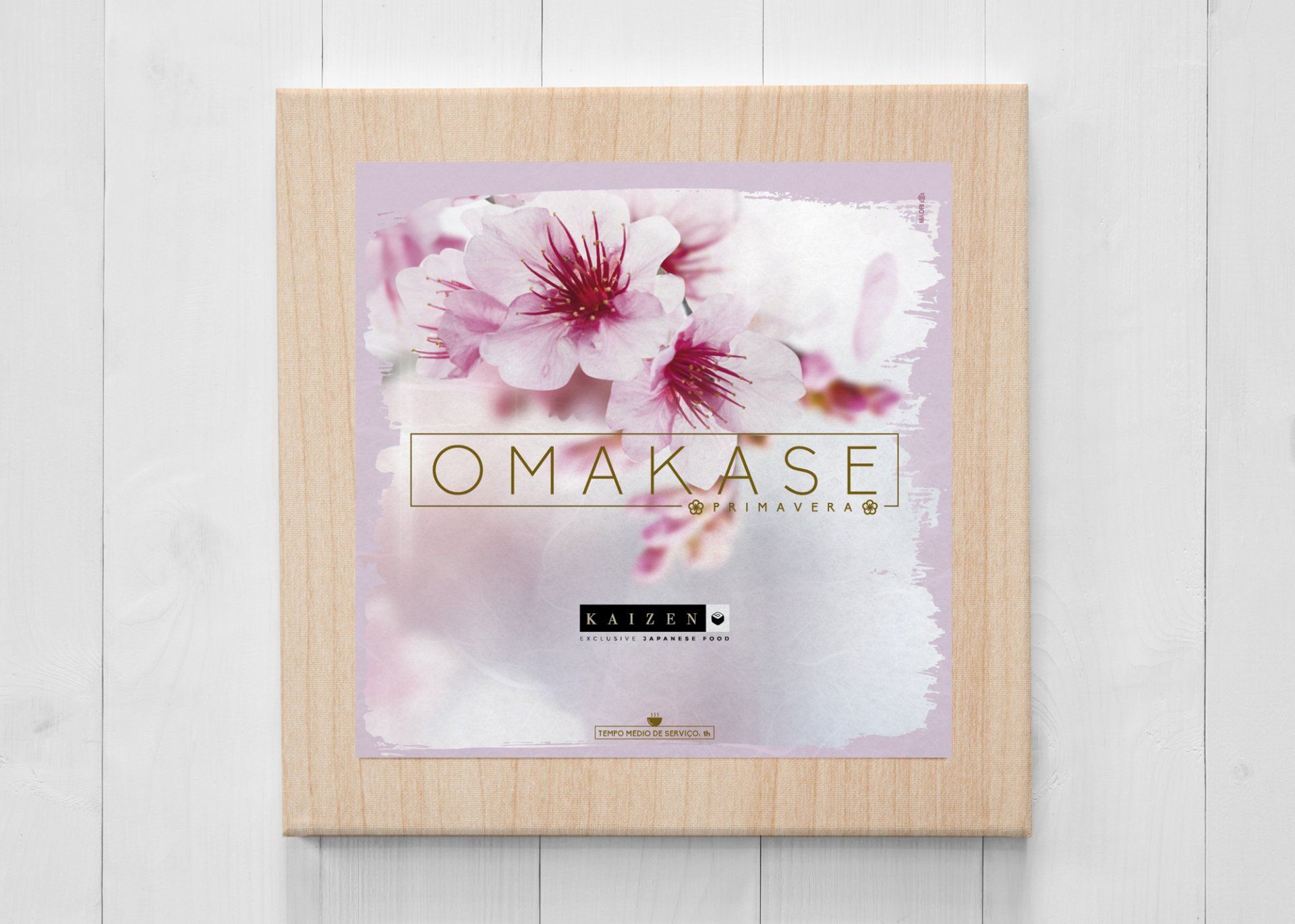 Uma caixa de madeira com uma imagem de flores de cerejeira.