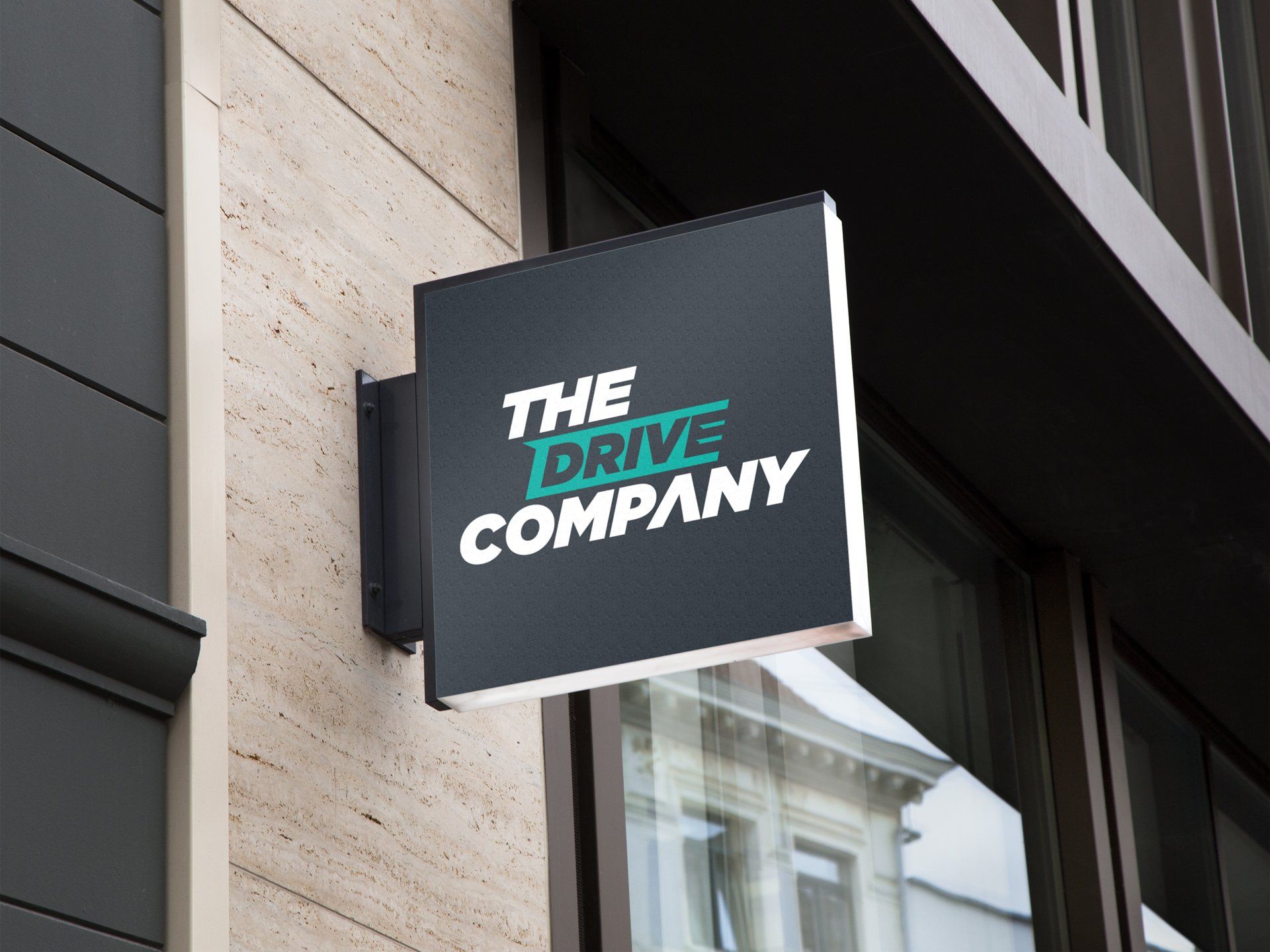 Uma placa na lateral de um prédio que diz a empresa de direção