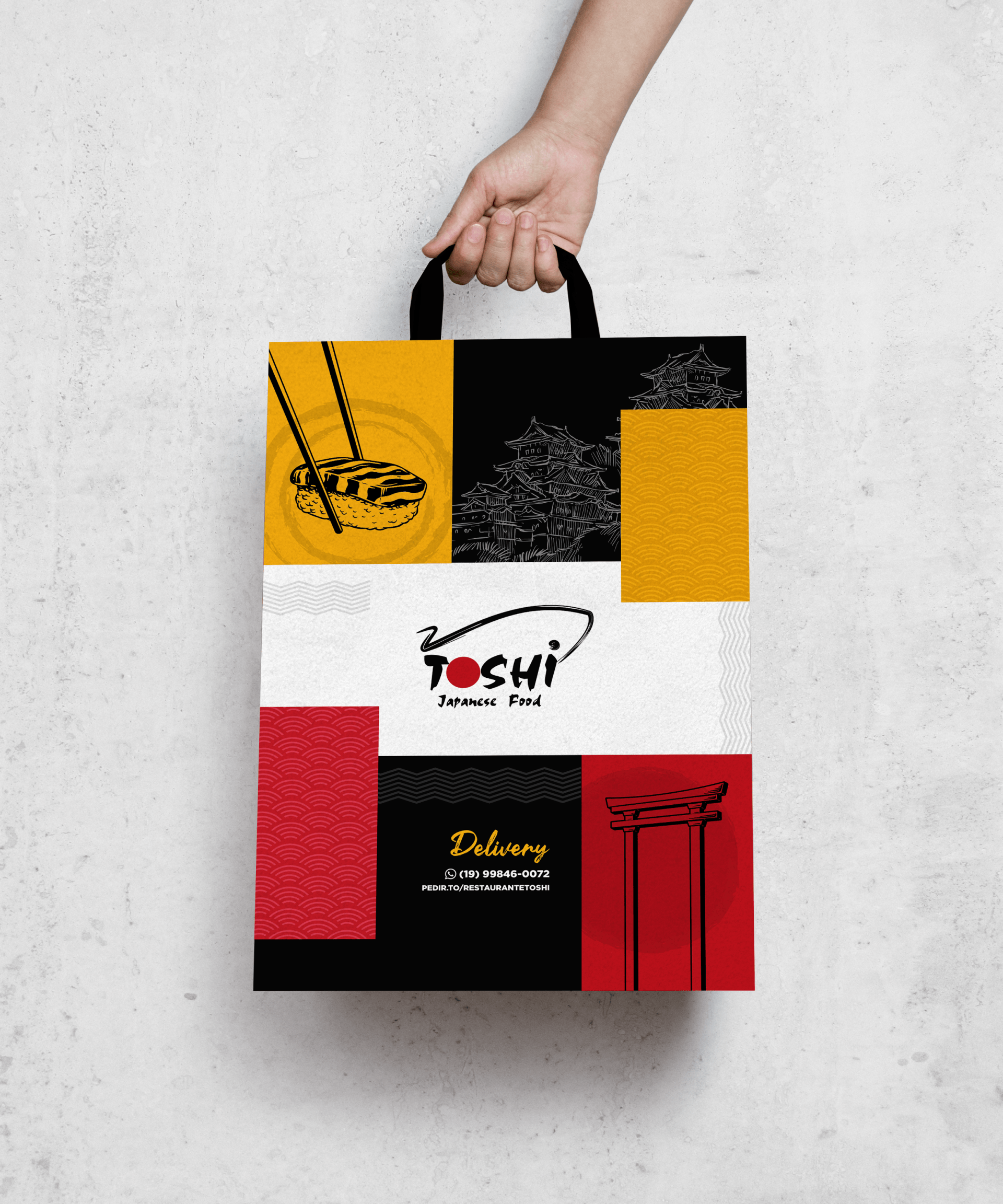 Uma pessoa está segurando uma bolsa que diz toshi