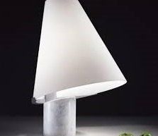 lampada da tavolo con paralume in vetro opaco