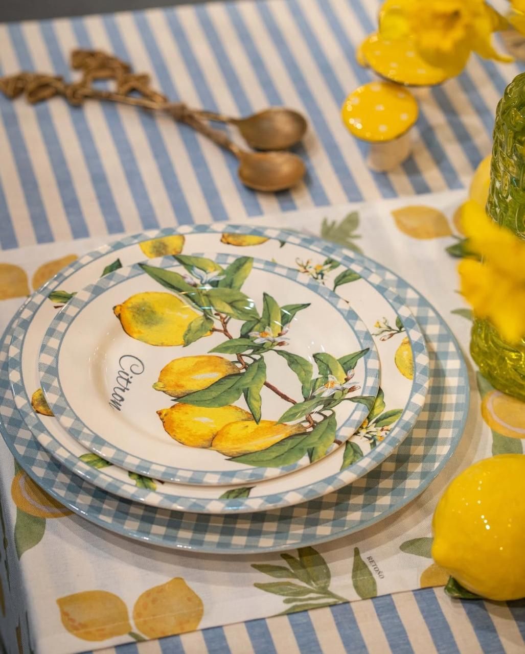 Hay dos vasos de raki en una mesa en un restaurante.
