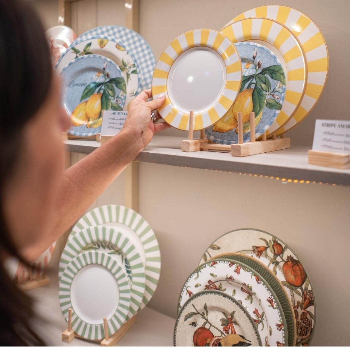 Una mesa cubierta con platos de comida y bebidas.