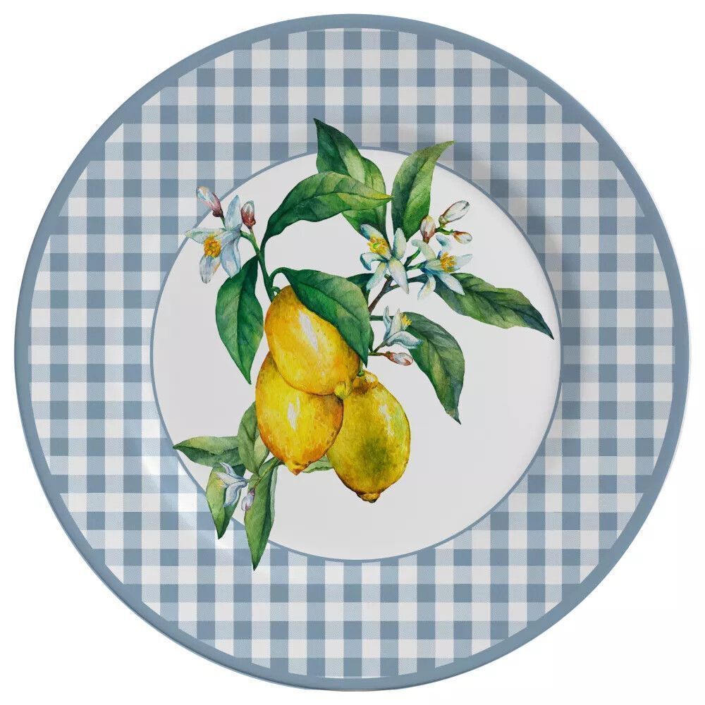 Plato con diseño de rama de limón, colocado encima de un plato a cuadros azules y blancos.
