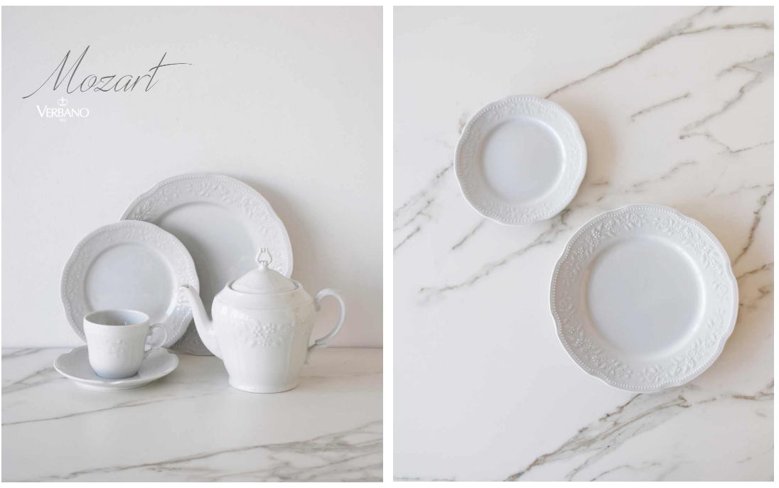 Un plato de comida está sobre una mesa al lado de un vaso de agua.