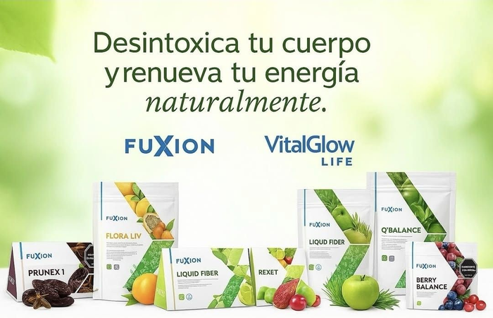 Una bolsa de FuXion Nocarbs-T, una caja, naranjas, fresas, sobre una mesa, con fondo de follaje verde.