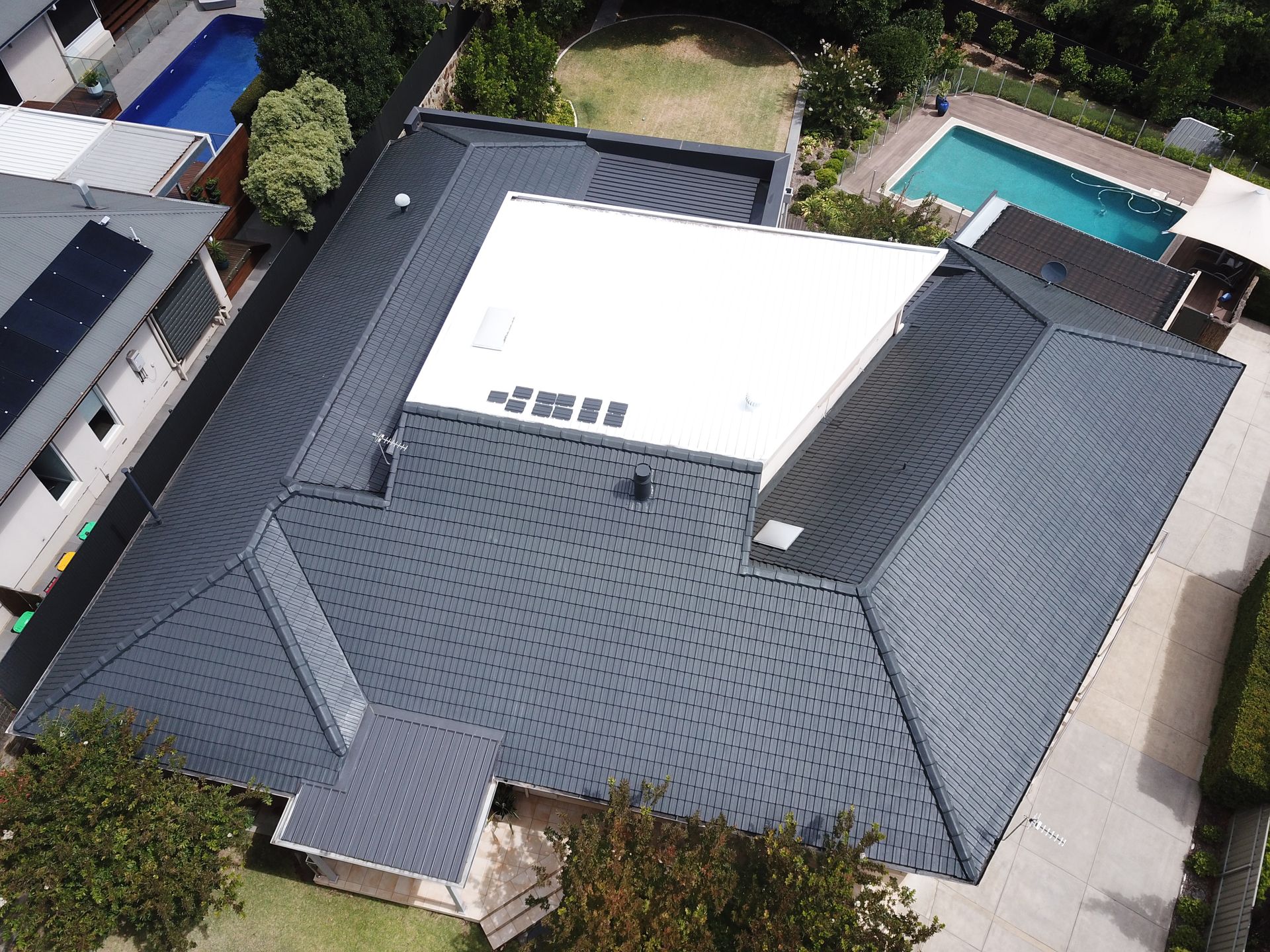 A metal roof with a triangle in the middle of it.