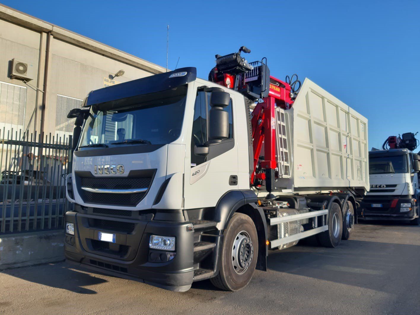camion per la raccolta rifiuti con cassone