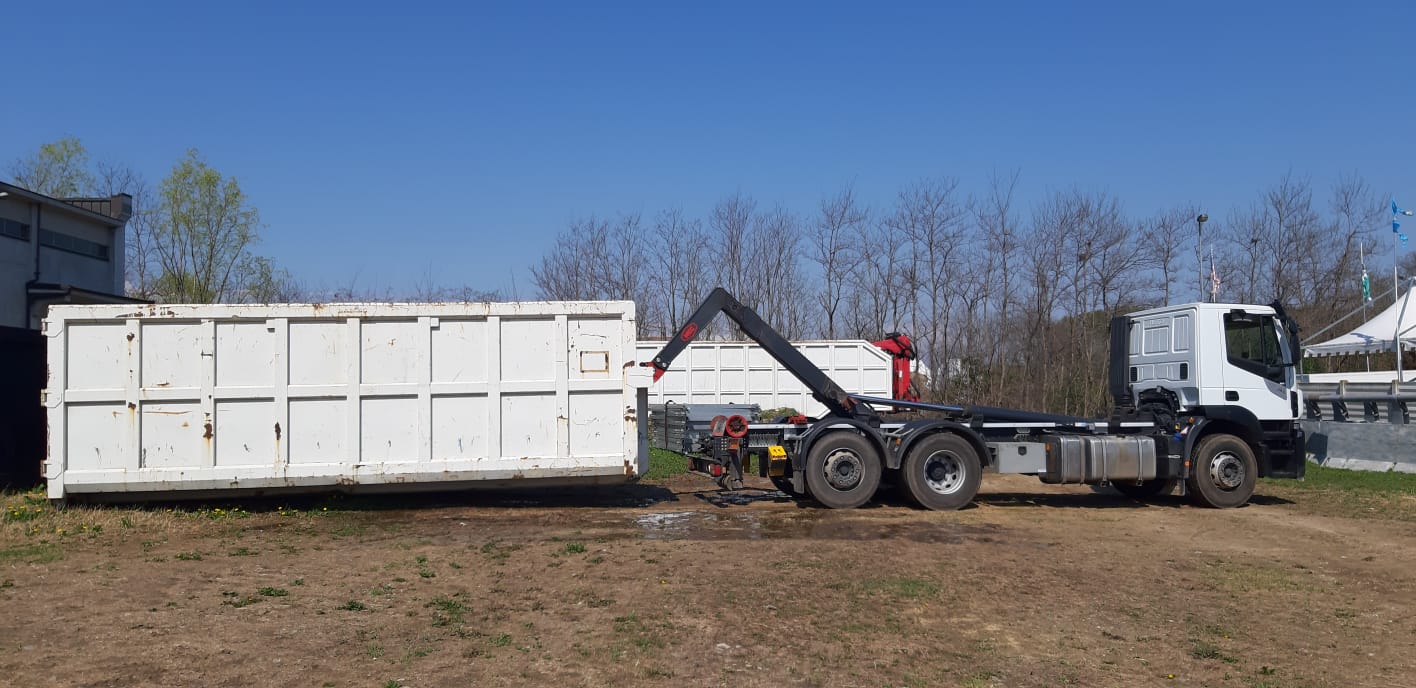 camion con cassone ribaltabile per il trasporto dei rifiuti