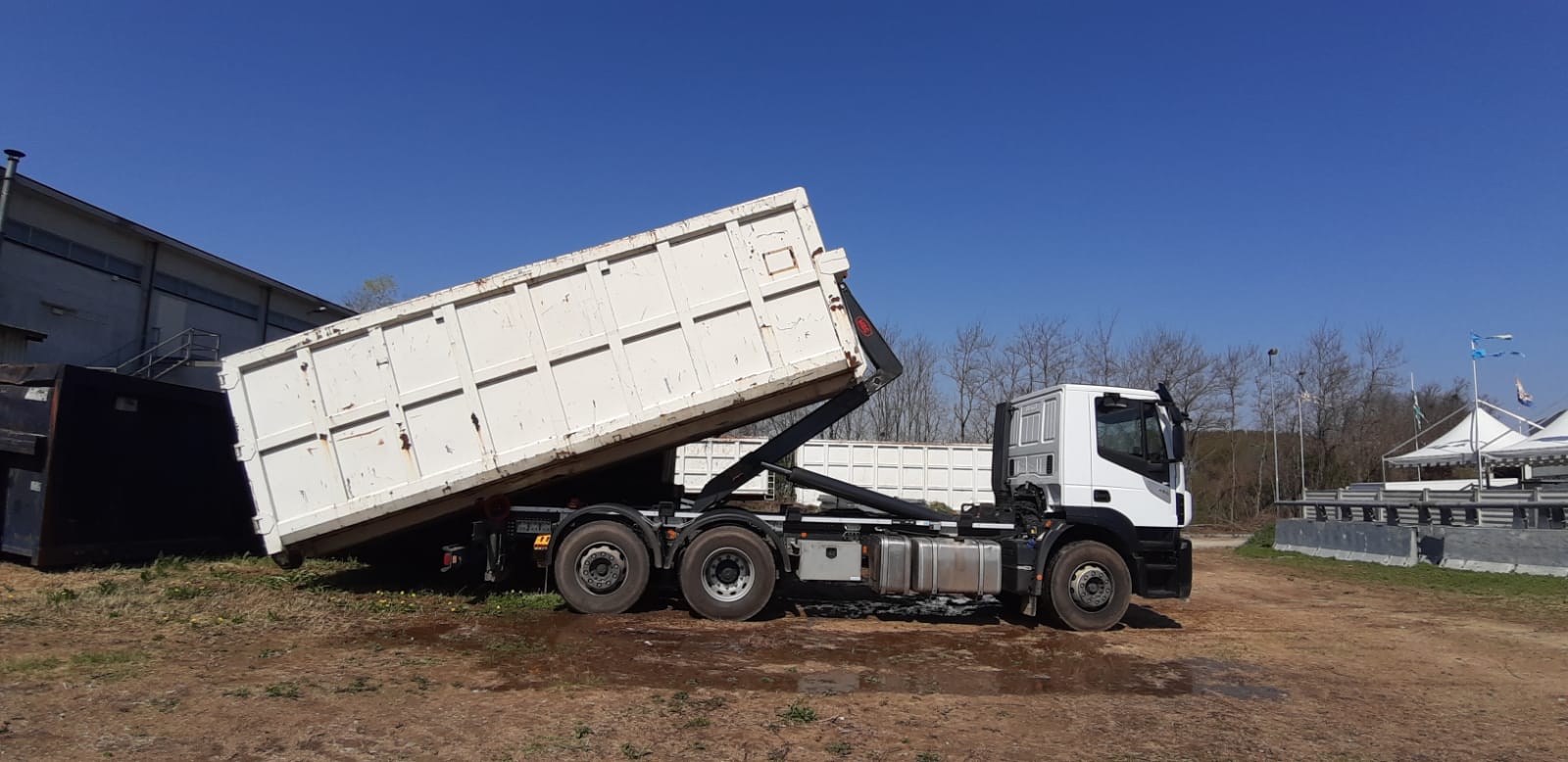 camion con cassone ribaltabile per il riciclaggio dei rifiuti