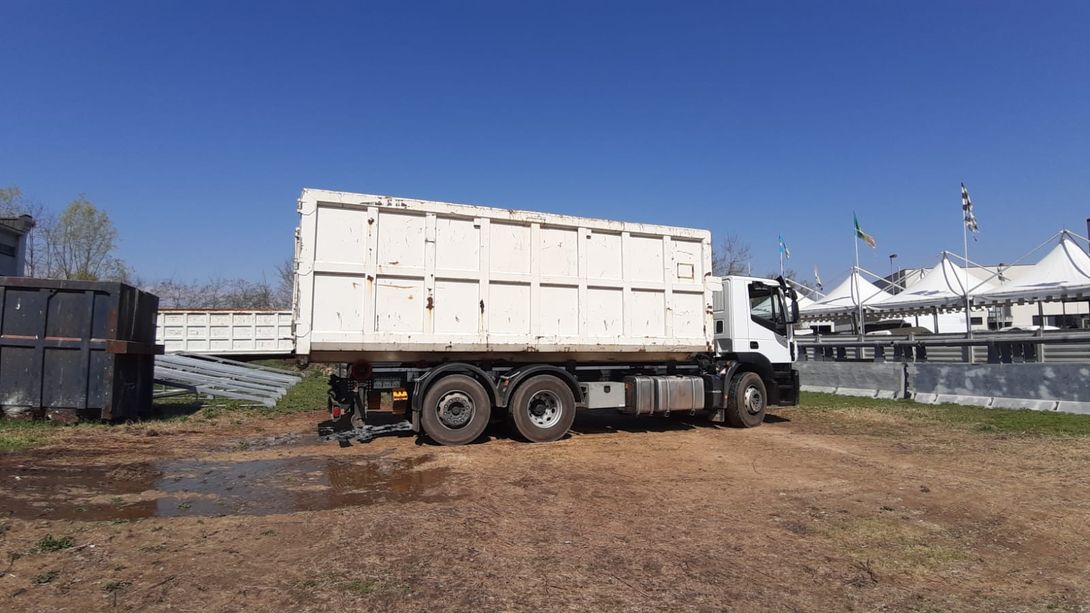 camion con cassone ribaltabile per la raccolta dei rifiuti