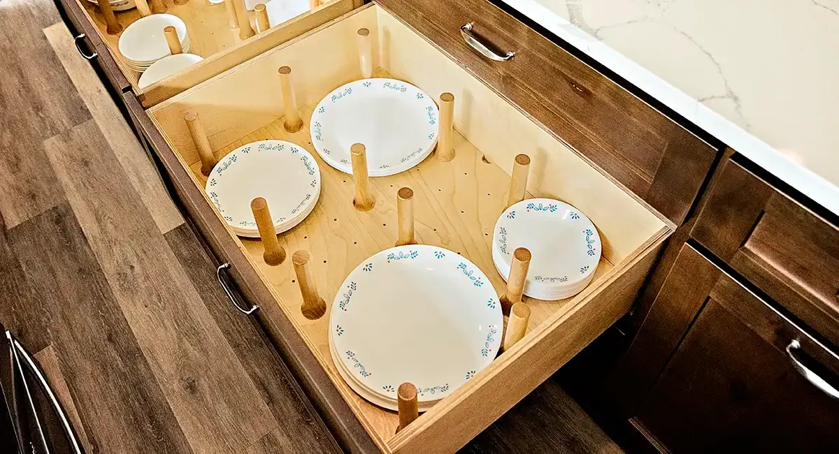 Kitchen storage solution for plates