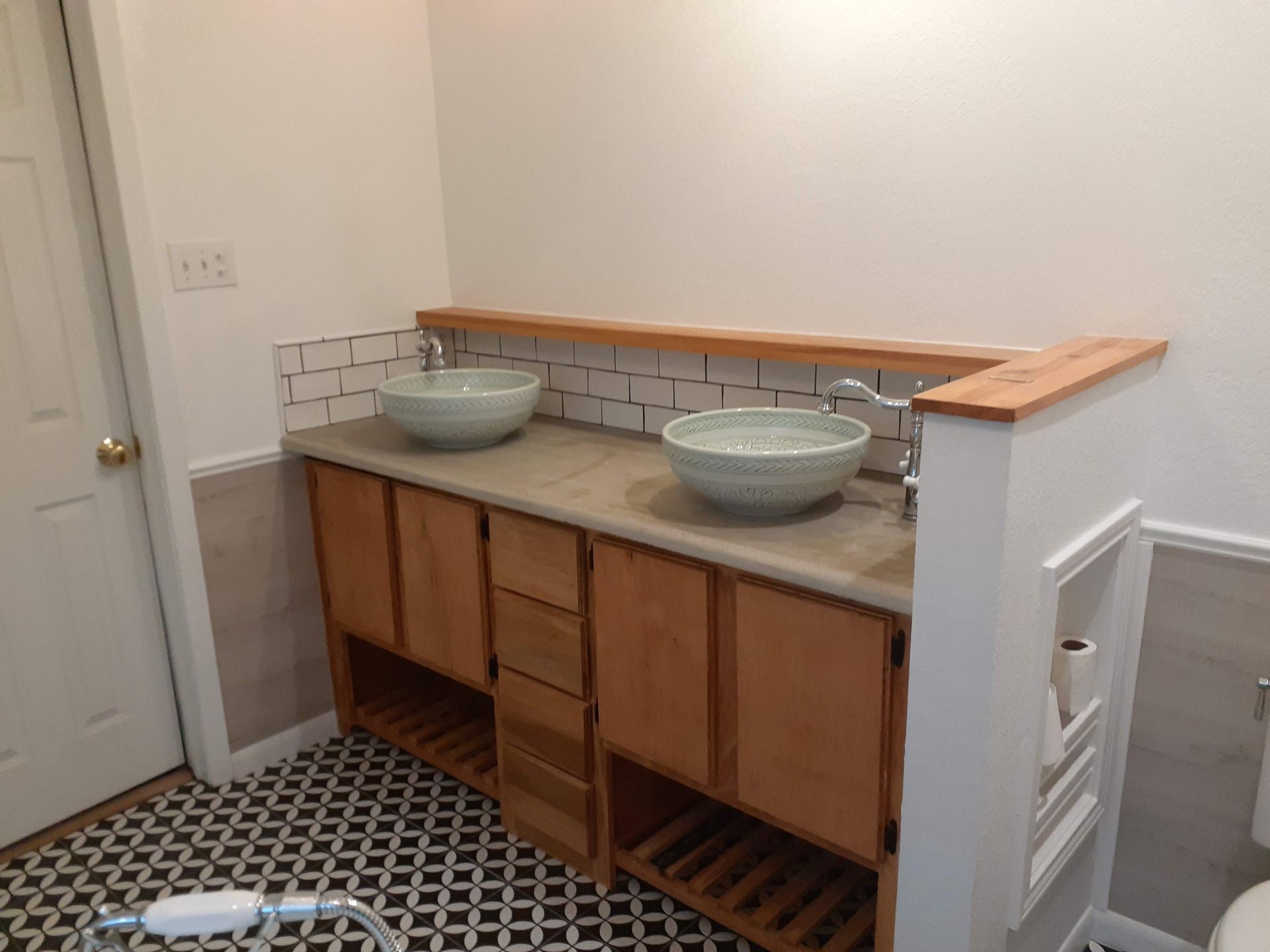 A bathroom with two sinks and a toilet.
