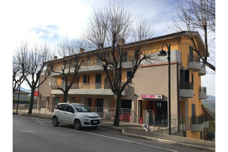 Edificio su tre piani
