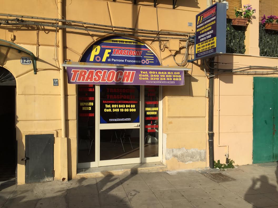 porta d'ingresso di un'azienda di traslochi