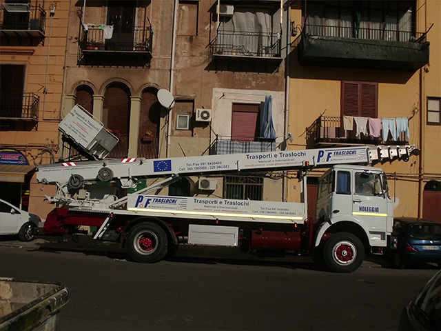 piattaforma aerea per traslochi